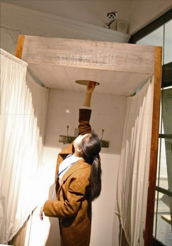 溫州一服裝店試衣間挖圓洞裝監(jiān)控器